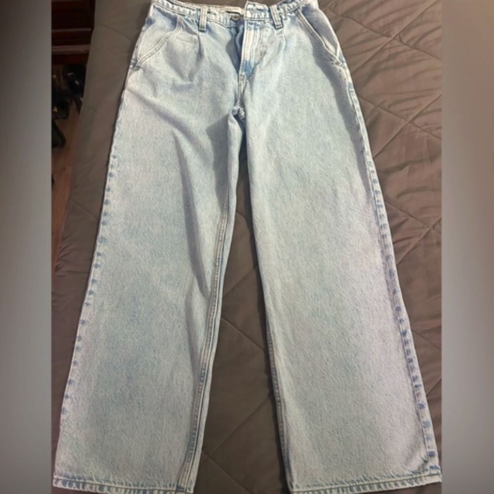 A&F High Rise Loose Jean Light with Pleated DetailsLight 26S
